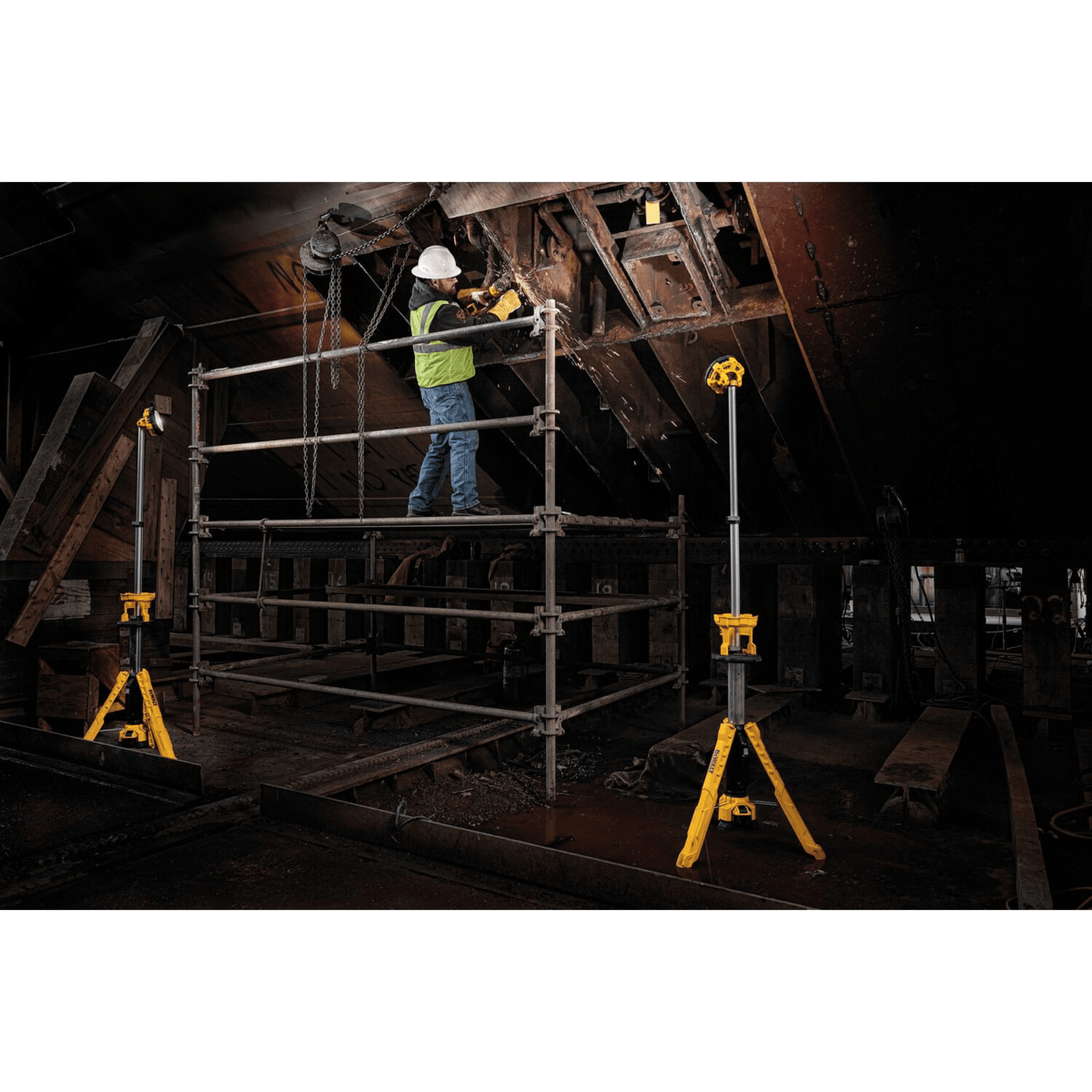 DEWALT 20V MAX Cordless Tripod Light, Light Only