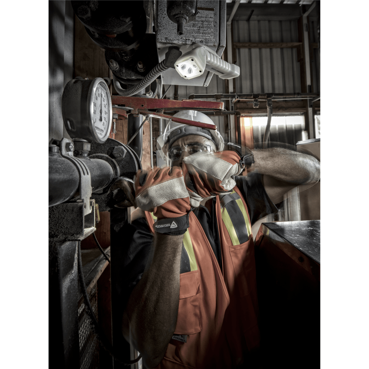Pelican™ 3410M High Performance Right-Angle Light (Photoluminescent) w/Magnetic Clip