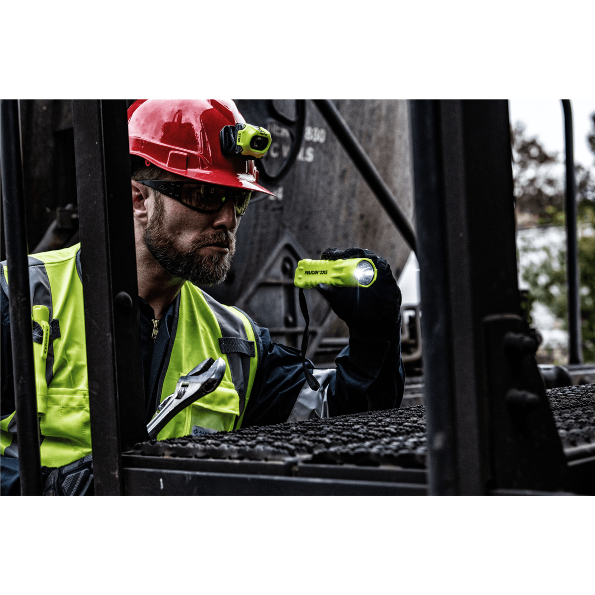 Pelican™ 3315 Safety Rated Flashlight, Safety Yellow